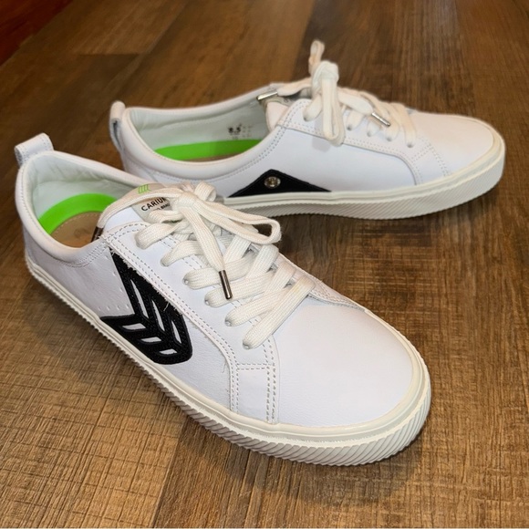 Cariuma Other - Cariuma White Leather Casual Sneakers Men’s 8.5 / Women’s 10 Black Logo